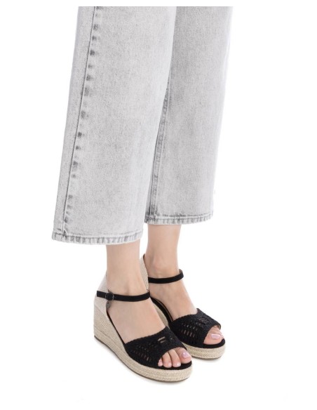 SANDALIAS DE CUÑA 143975 XTI Negro